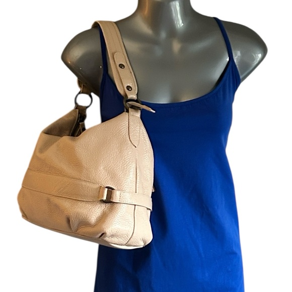 Sundance Pebbled Leather Handbag with Shoulder Strap in Blush Made in Italy - Picture 5 of 9